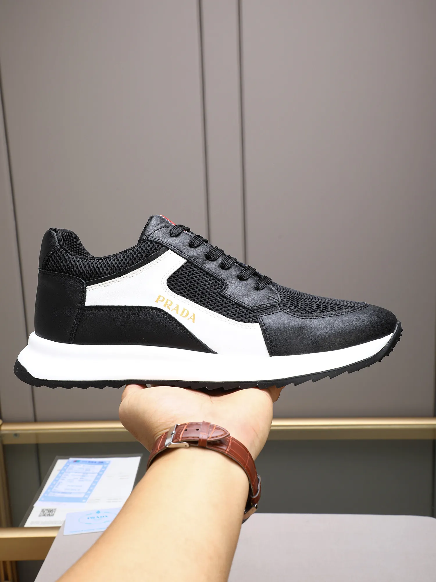 Men's shoes 💰460 Prada/Prada's new men's casual sports shoes, low-top lace-up sports shoes, fashionable and generous style, made of first-layer cowhide stitching and breathable mesh, soft, comfortable and breathable, tongue letter LOGO, finely crafted details, lightweight foam sole, fashionable and versatile! Size: 38-44 (45 customized)